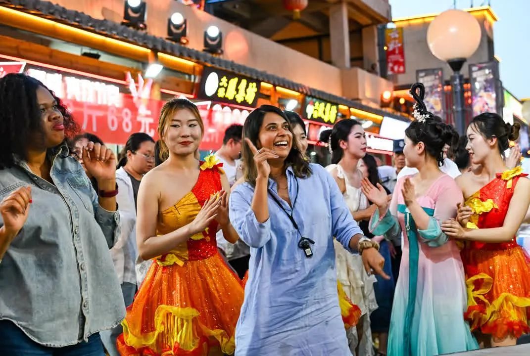 2025年全球记者探访中卫活动启动 外媒记者沉浸体验“沙漠水城”魅力