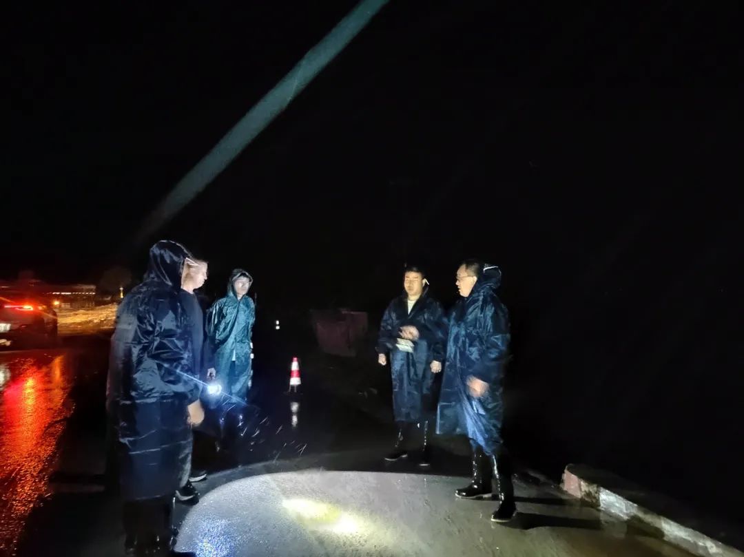 党旗飘扬领航向 风雨无阻践初心——沙坡头区2700名党员干部筑牢防汛红色堤坝
